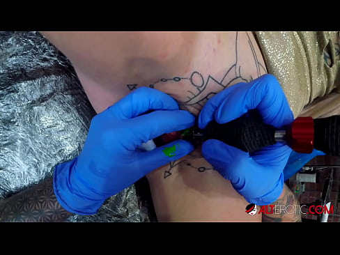 ❤️ Sully Savage, une chaudasse extrêmement tatouée, s'est fait tatouer le clitoris. ☑ Porno at porn fr.hentai-id-tv.ru ❌